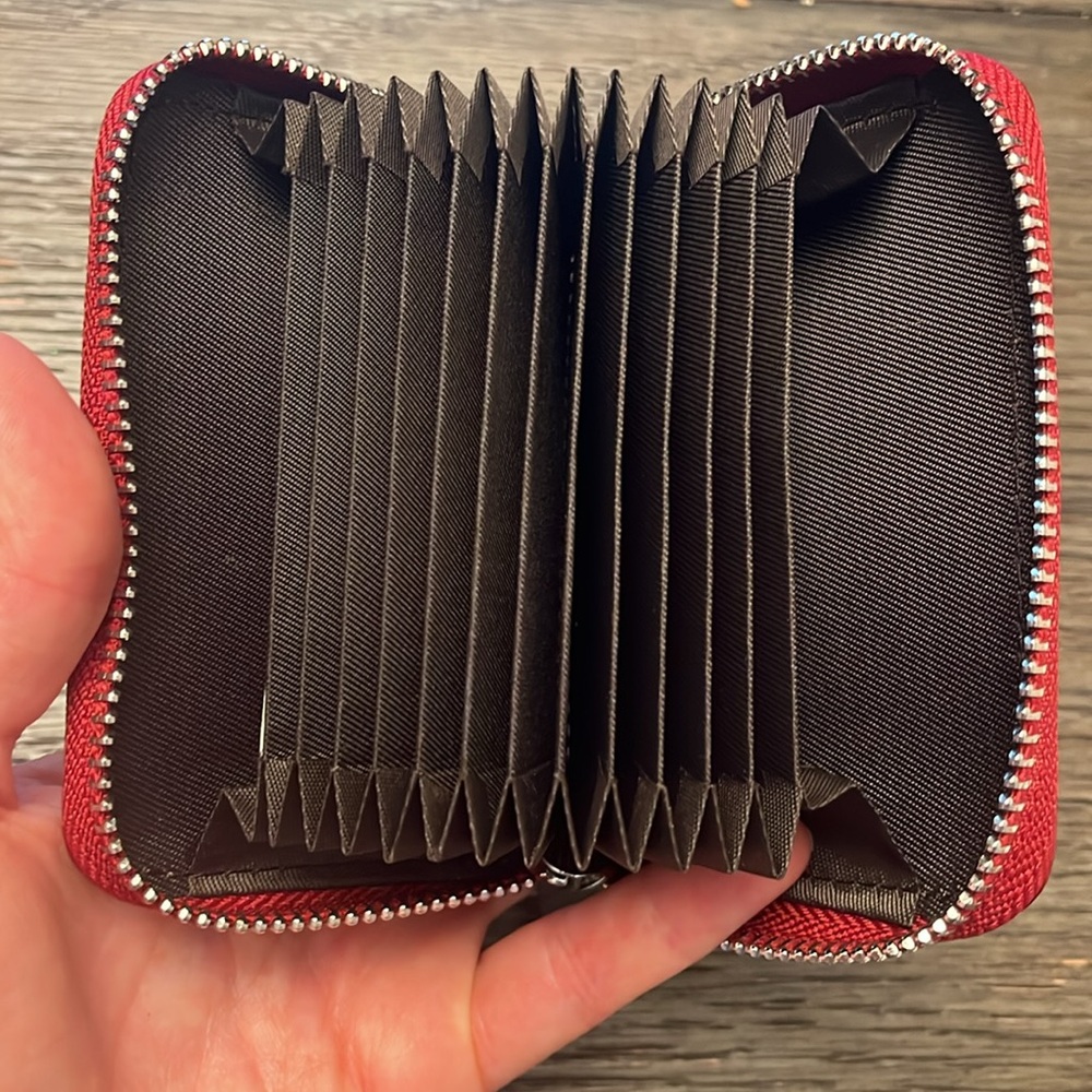 Red leather RFID protected wallet - Picture 4 of 5
